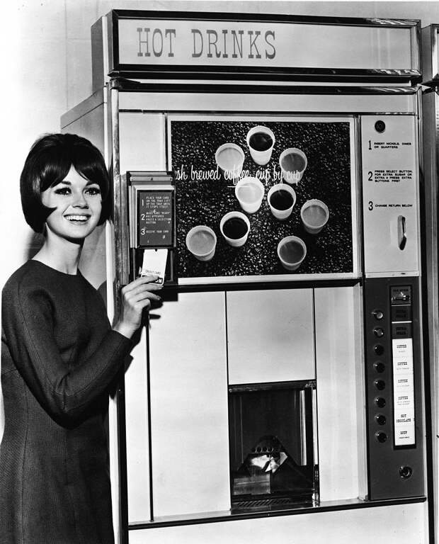 1960-е. Первые покупки с помощью кредиток.
