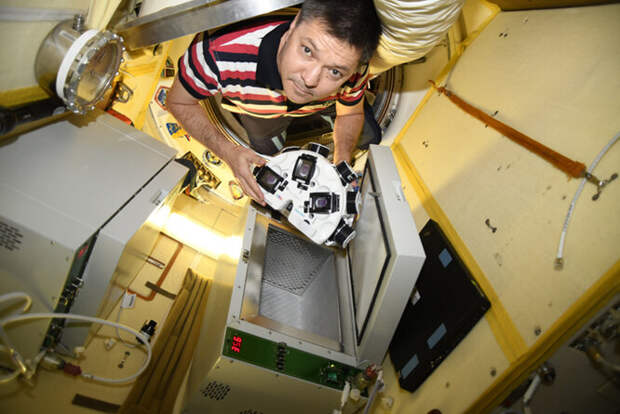 Космонавты-испытатели Кононненко О.Д. и Скрипочка О.И. проводят эксперименты по биопечати с клетками разных типов на борту МКС. 