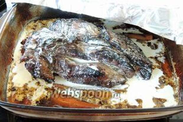 Через 2 часа заливаем сверху мясо сливками. Закрываем и доготавливаем.
