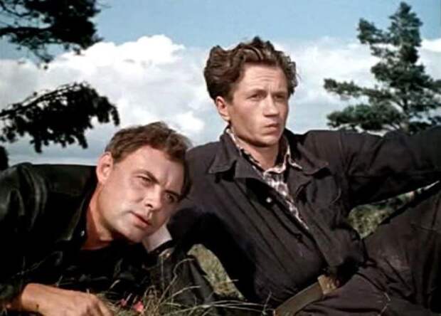 Павел Кадочников и Леонид Быков в фильме *Укротительница тигров*, 1954 | Фото: kino-teatr.ru Павел Кадочников и Леонид Быков в фильме *Укротительница тигров*, 1954 | Фото: kino-teatr.ru