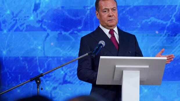 Медведев на «Диктанте Победы» рассказал об «уничтожении новых фашистов»