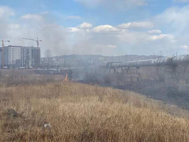 Сухая трава горела в селе Газимурский Завод