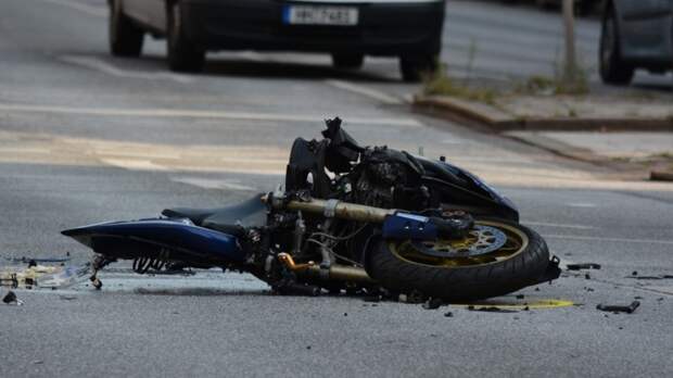 Юный мотоциклист едва не отправил пожилых пешеходов на тот свет в Марий Эл