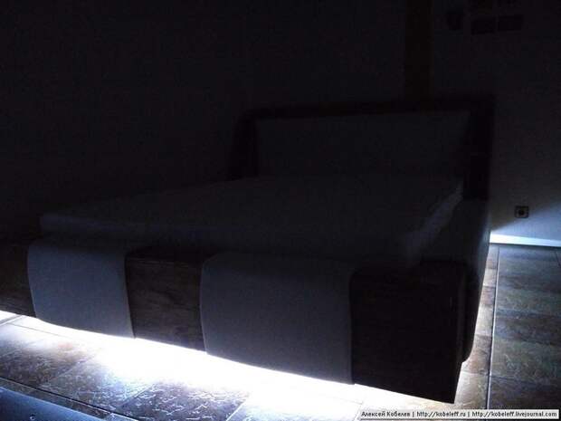 С выключенным освещением в комнате и нижней подсветкой. С выключенным освещением в комнате и нижней подсветкой. кровать, мебель, сделай сам