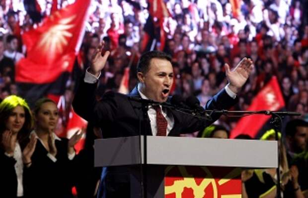 Премьер-министр Республики Македонии Никола Груевский во время выступления около здания Собрания