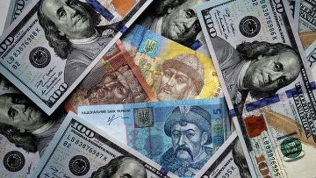 Денежные купюры и монеты США и Украины. Архивное фото