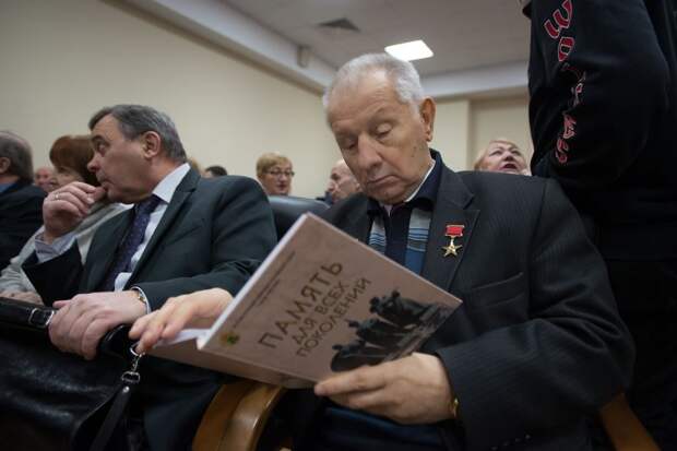 Книга стала итогом коллективного труда окружного Совета ветеранов и районных управ, созданным при финансовой поддержке префектуры ЮВАО / Фото: Александр Кочубей, «Юго-Восточный курьер»
