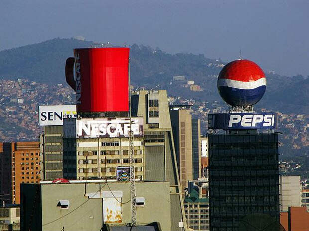 Реклама на зданиях Pepsi и Nescafe