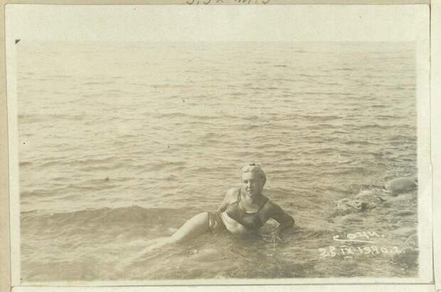 На берегу моря. Неизвестный автор, 1940 год, г. Сочи, из архива МАММ/МДФ.