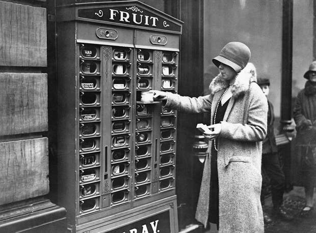 1920 год. Лондонский автомат продает фрукты и консервы.