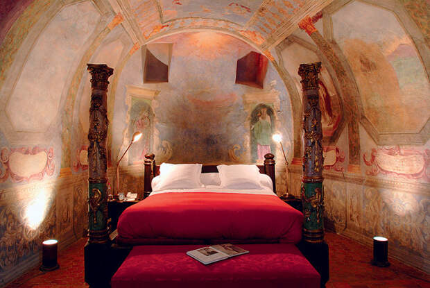 Исторический памятник, который многие во Франции считают шедевром романской архитектуры, на девятом веку своего существования был превращен в роскошный отель.