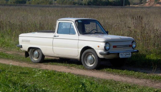 Советский легковой автомобиль пикап под названием - ЗАЗ 968МП, выпущенный в 1990 году запорожским заводом на базе «горбатого».