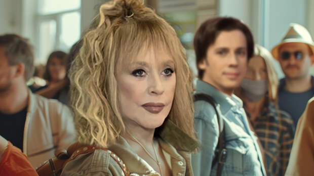 Назад в 1989-й: Пугачёва вышла на прогулку в перешитом жакете из старого клипа