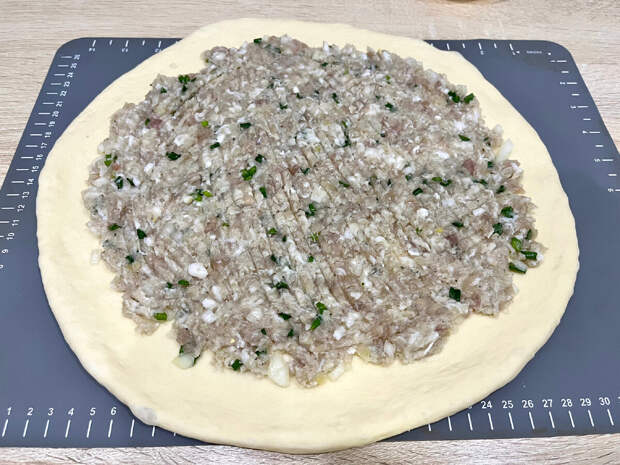 С мясом на пышном тесте - этот пирог заменит собой целый обед. "Чуду" станет любимым блюдом с первого кусочка, а приготовить его совсем просто.-9