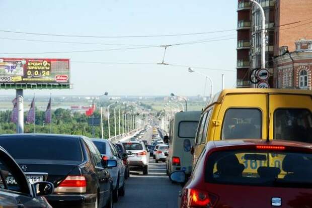 Ростов встал. Пробки на Ворошиловском мосту. Ворошиловский проспект пробки. Пробка на Ворошиловском. Пробка Ростова-на-Дону.