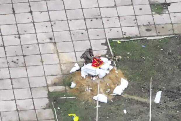 Памятник Махно в Гуляйполе укрыли русской хоругвью и сняли на видео