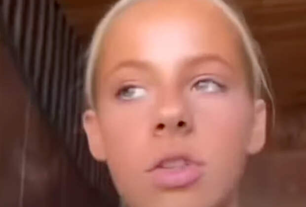 14-летняя дочь Саркози показала фото в наряде с глубоким декольте