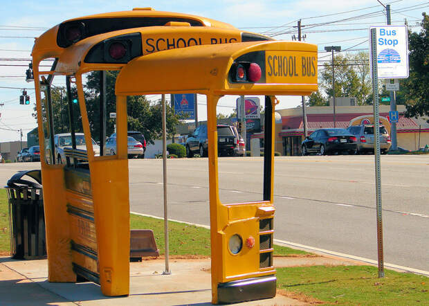 Остановка в виде школьного автобуса