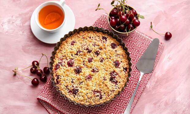 Постный песочный пирог с вишневой начинкой