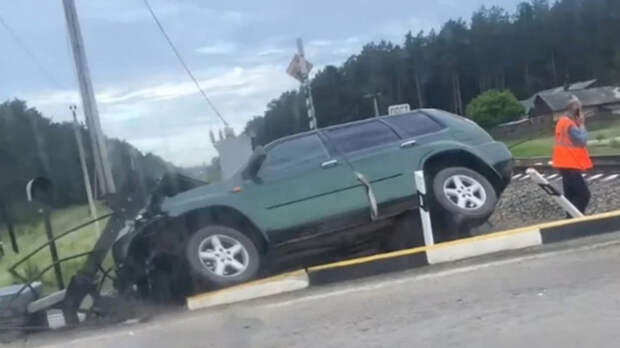 Дежурный переезда в Барнауле, где произошло ДТП, предотвратил аварию с поездом