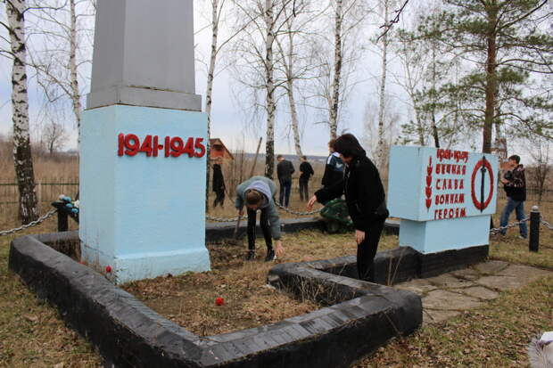 В Скопинском районе школьники привели в порядок территорию возле памятника воинам-односельчанам