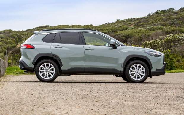 В Россию привезли достойный кроссовер Toyota чуть дороже 2 млн рублей