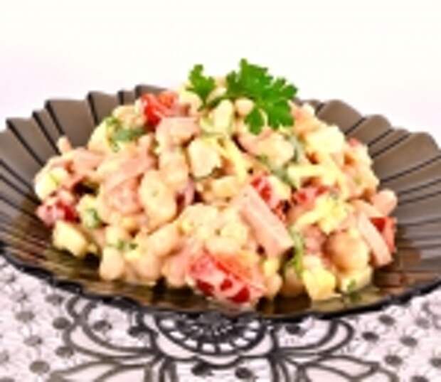 Салат из отварной фасоли с колбасой, помидорами и сыром