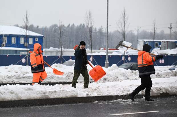 Москвичей предупредили о снежной опасности