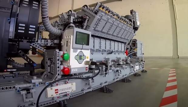 Энтузиаст собрал работающую копию двигателя от грузового корабля из оригинальных деталей Lego