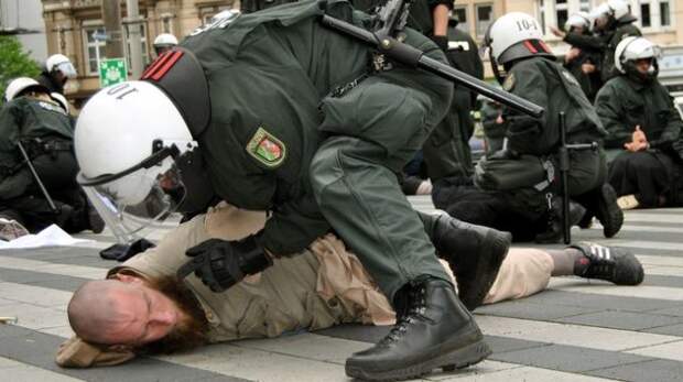 Шокирующие кадры: арест в Берлине редакции Gazeta.ru