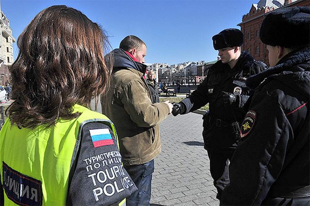 Понятой платят. Туристическая полиция за границей. Тур полиция в Европе. Центральная площадь города туристы и полицейские. Льготы сотруднику туристической полиции.