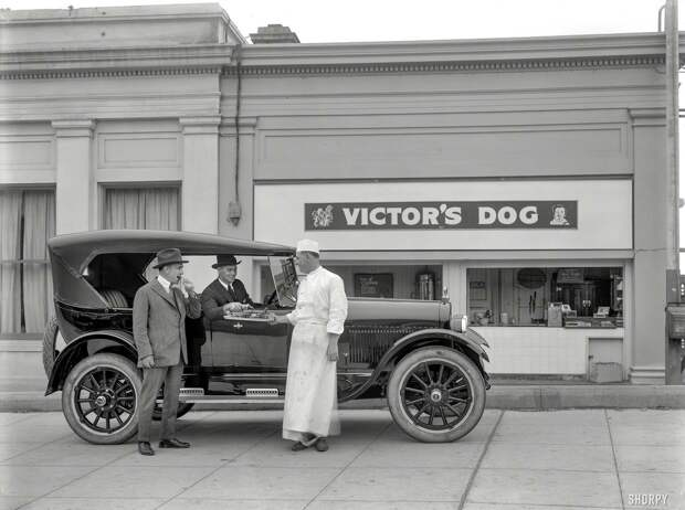 Не выходя из автомобиля: У кафе быстрого обслуживания (1923 год) авто, олдтаймер, ретро фотографии, старинные автомобили