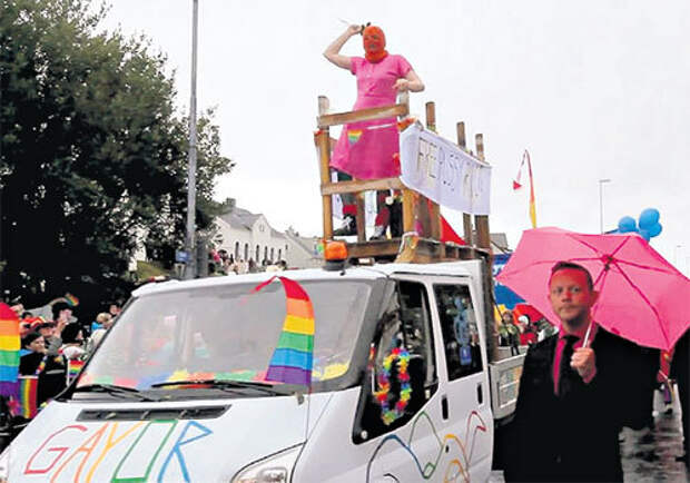 Мэр Рейкьявика Йон ГНАРР на гей-параде нарядился в платье и балаклаву, выразив одобрение «Pussy Riot» 