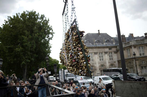 Миллион доказательств любви сняли с Pont des Arts в Париже