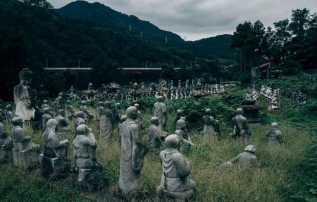 В Японии найдена деревня с множеством статуй (13 фото)