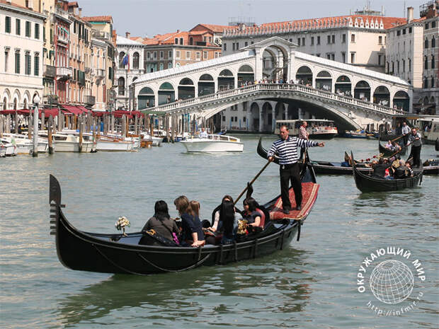 Движение гондол в Венеции по Гранд-каналу, Италия