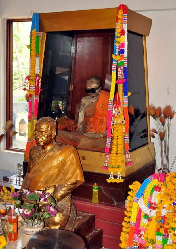 Мумия буддийского монаха Луанга Пхо Даенга. | Фото: de.wikipedia.org.