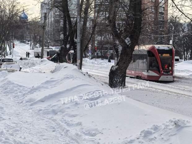 Трамваи встали на улице Плеханова в Туле из-за застрявшей "Газели"