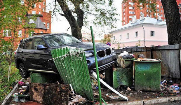 Во Владивостоке новый BMW X1 оказался на помойке