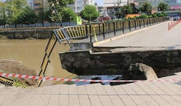 В Турции обрушился мост. Есть пострадавшие