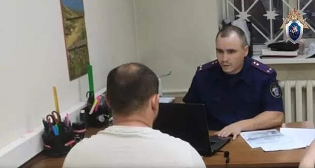 Следователь допрашивает задержанного тренера из детского лагеря Следователь допрашивает задержанного тренера из детского лагеря - РИА Новости, 1920, 04.07.2025