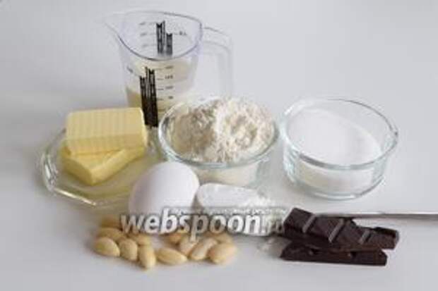 Подготовим ингредиенты: муку, кукурузный крахмал, сахар, масло, миндаль очищенный, шоколад тёмный (не менее 45% какао), сливки.