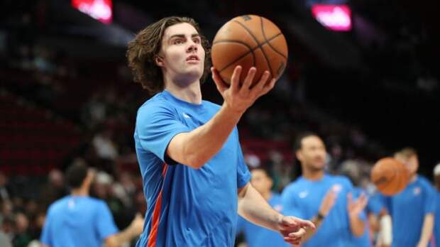josh giddey holding a basketball