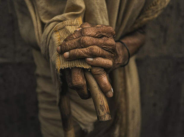 Руки времени. Пожилой человек в Бангладеше. (Фото Dolon archi): national geographic, фотографии