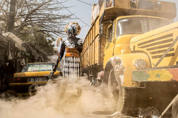 Причудливые костюмы из мусора в Сенегале