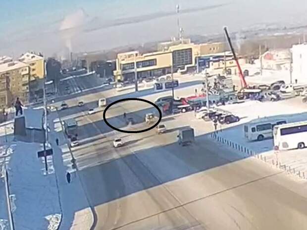 Жительницу Магнитогорска с разницей в пару секунд сбили ГАЗ и учебное авто