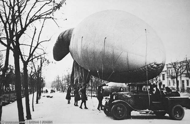 Аэростат воздушного заграждения на Тверском бульваре. 1941, москва, прогулка