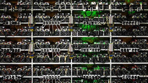 Стеллажи с фермами для майнинга криптовалют на открытии в Ленинградской области центра майнинга криптовалюты энергомощностью 20 мВт Стеллажи с фермами для майнинга криптовалют на открытии в Ленинградской области центра майнинга криптовалюты энергомощностью 20 мВт