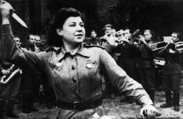 И чёрный нож вонзил в фашиста