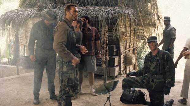 Арнольд Шварценеггер на съемочной площадке фильма "Хищник". голливуд, за кадром, кино, фото